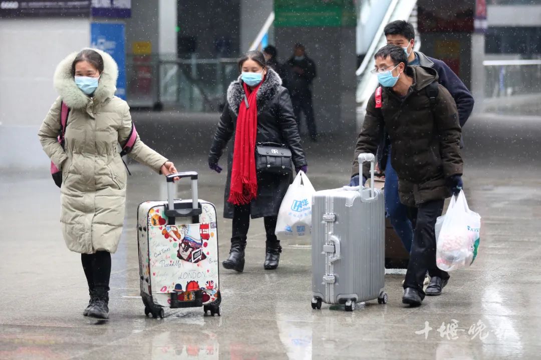 大年初六，十堰火车站拍下的...看完泪湿双眼休闲区蓝鸢梦想 - Www.slyday.coM