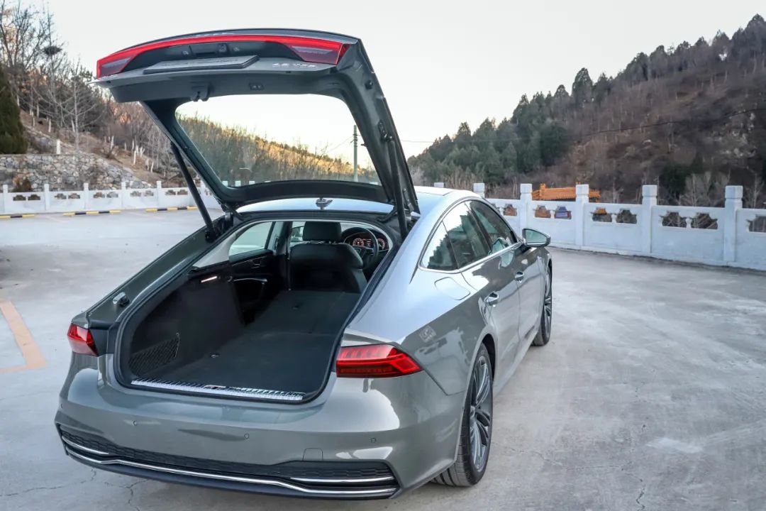 在掀背尾门加持之下奥迪a7的后备厢好似"深渊巨口,气吞山河".