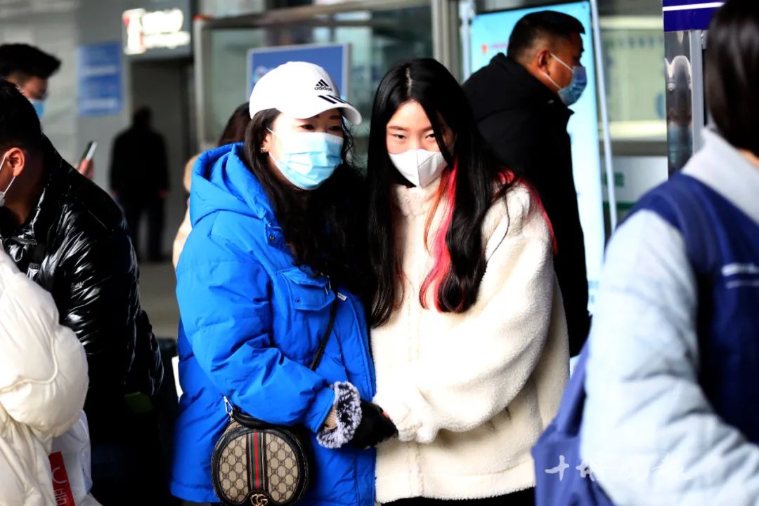 大年初六，十堰火车站拍下的...看完泪湿双眼休闲区蓝鸢梦想 - Www.slyday.coM