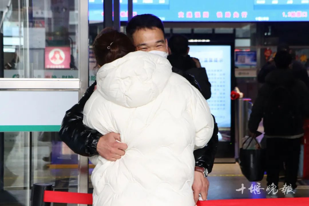 大年初六，十堰火车站拍下的...看完泪湿双眼休闲区蓝鸢梦想 - Www.slyday.coM