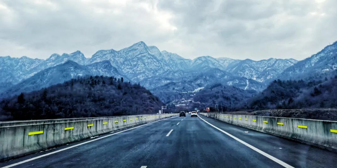 大年初六，十堰火车站拍下的...看完泪湿双眼休闲区蓝鸢梦想 - Www.slyday.coM