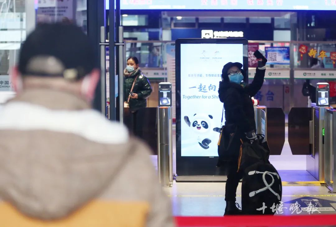 大年初六，十堰火车站拍下的...看完泪湿双眼休闲区蓝鸢梦想 - Www.slyday.coM