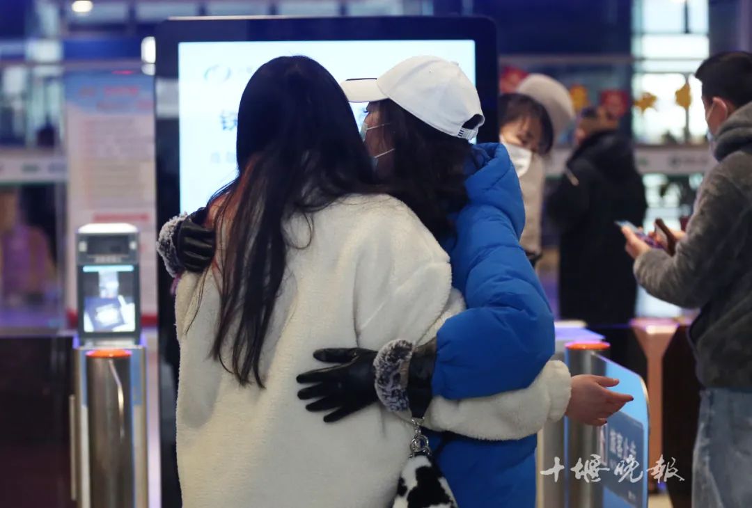 大年初六，十堰火车站拍下的...看完泪湿双眼休闲区蓝鸢梦想 - Www.slyday.coM