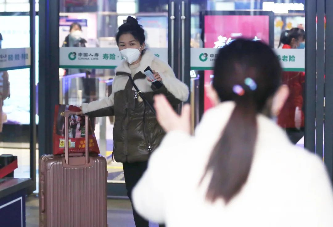 大年初六，十堰火车站拍下的...看完泪湿双眼休闲区蓝鸢梦想 - Www.slyday.coM