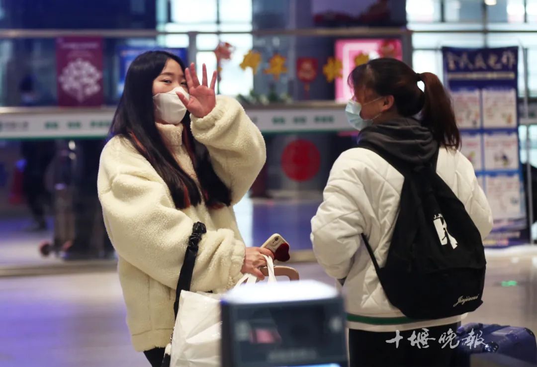 大年初六，十堰火车站拍下的...看完泪湿双眼休闲区蓝鸢梦想 - Www.slyday.coM