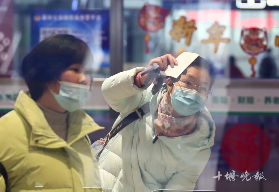 大年初六，十堰火车站拍下的...看完泪湿双眼休闲区蓝鸢梦想 - Www.slyday.coM