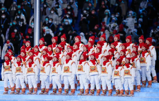 “马兰花儿童合唱团”用希腊语在北京冬奥会开幕式上歌唱。新华社记者曹灿摄