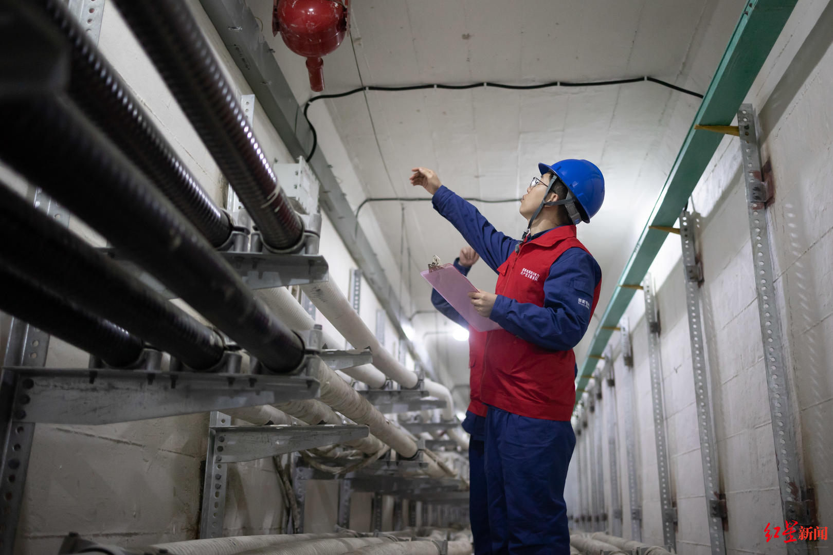 成都北三环电缆隧道 国网成都供电公司电缆运检中心工作人员正在