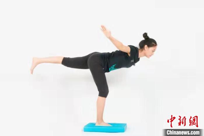 四川省骨科医院医生展示平衡垫上燕式平衡. 四川省骨科医院供图