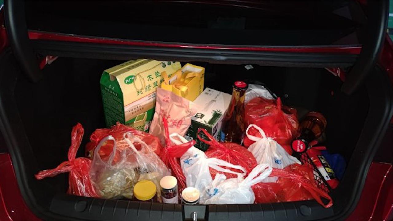 网友开晒返程后备箱里面满满当当都是爱