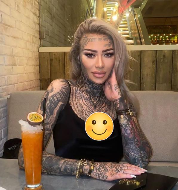 英国纹身最多的女人当妈后被迫重操旧职靠粉丝支付新房费用