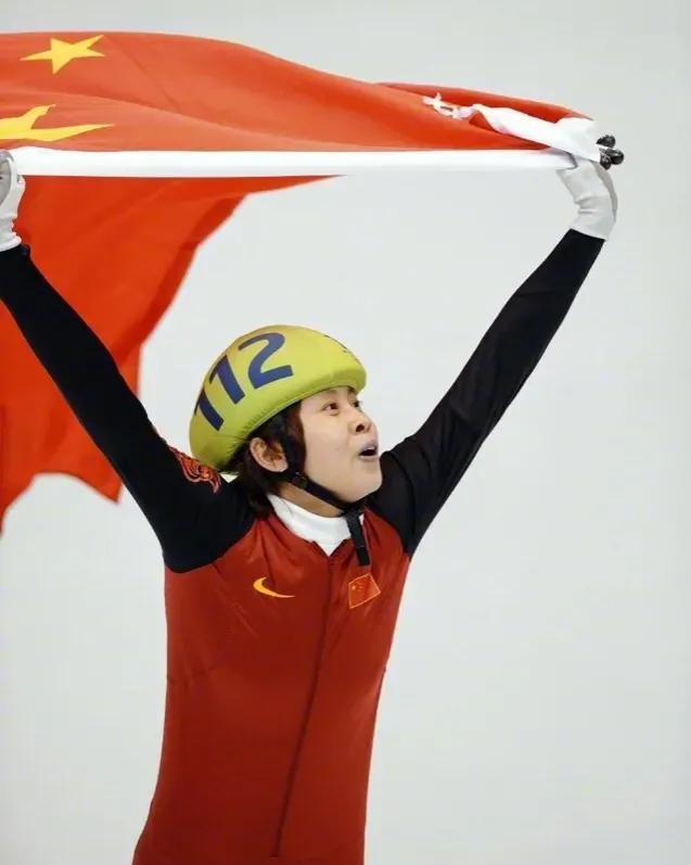 在这场比赛中,王濛全程背手,而解说员的一句话——"甚至她(王濛)还