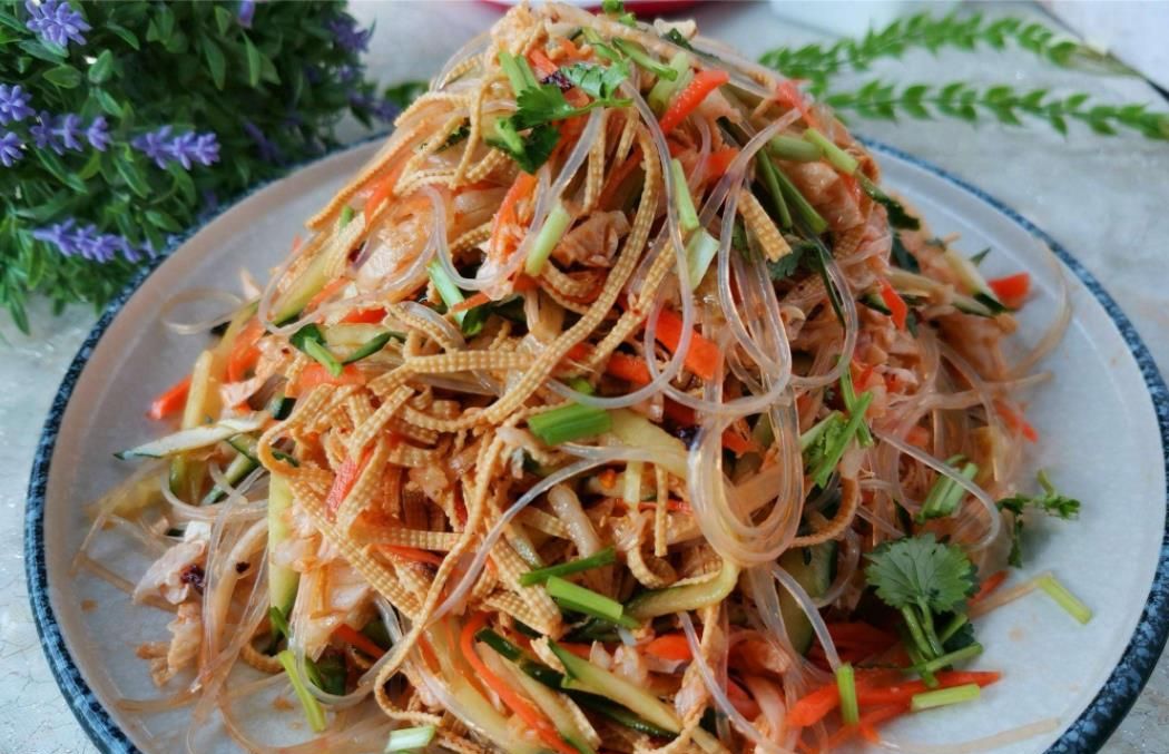 第二道就是家常凉菜,东北的家常凉菜一点都不家常,粉丝款是最招人喜欢