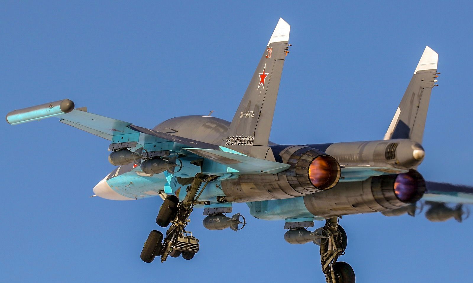 空天军出动了主力对地攻击机——有"鸭嘴兽"美誉的苏-34战斗轰炸机