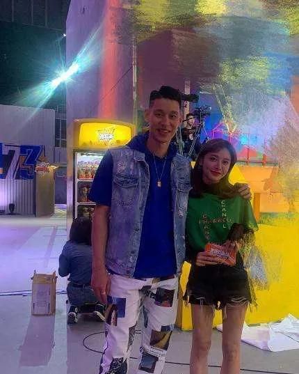 最美体育女主播美娜,与"沪上皇"秦奋谈恋爱,和林书豪晒亲密照|nba比赛