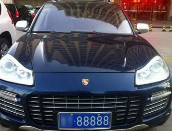 男子摇到8888车牌毫不犹豫放弃挂上后患无穷