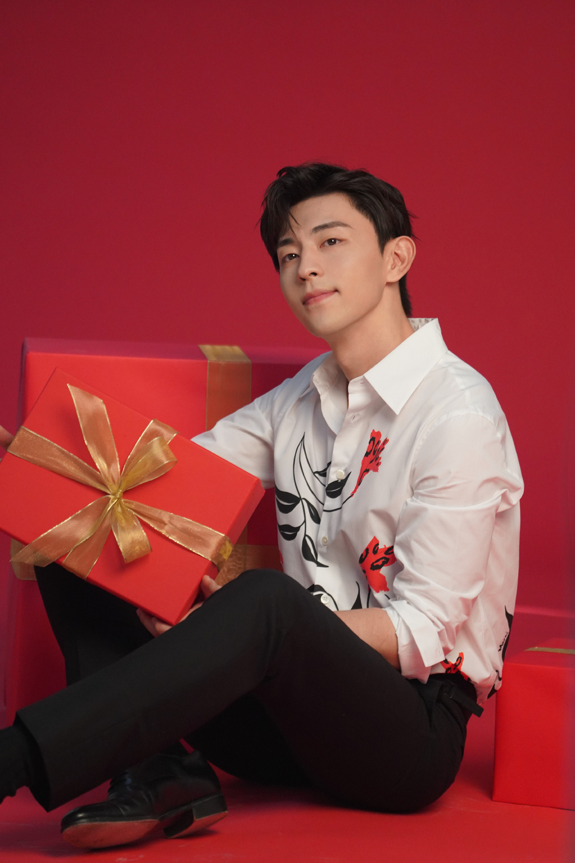 邓伦初七开工写真来啦身穿印花白衬衫抱着礼物盒