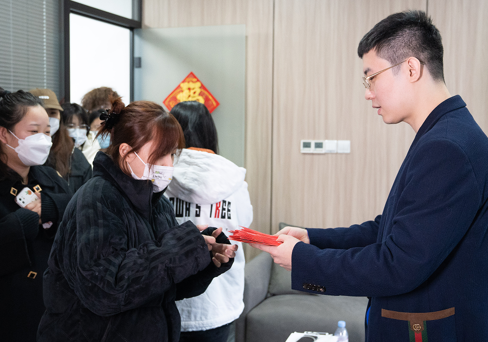小象大鹅员工真幸福老板窦雨潇亲自发开工红包豪华年报显实力