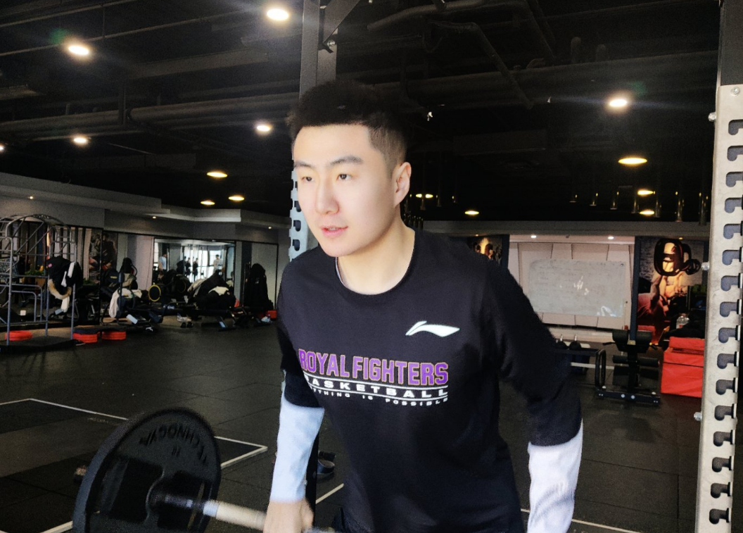 满江今年23岁,身高2米,司职小前锋,曾入选国青男篮,此前效力于八一