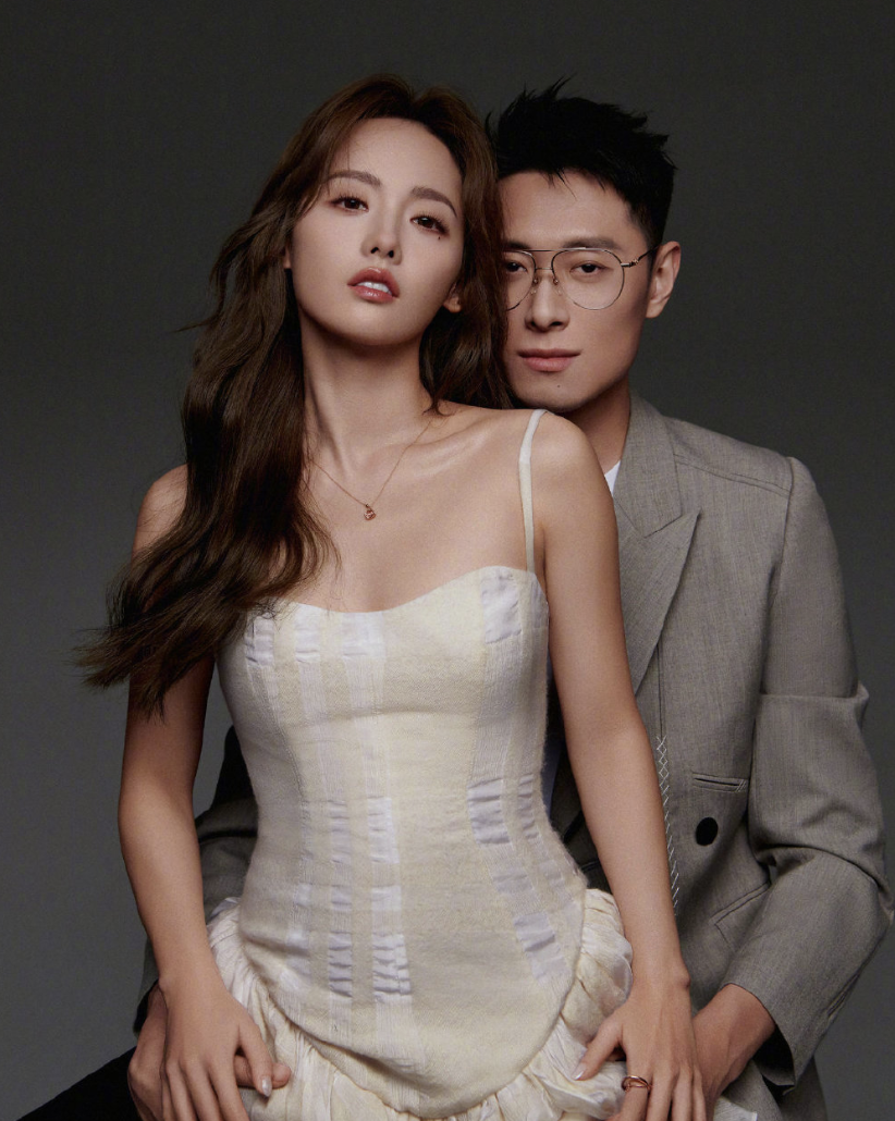 张嘉倪买超罕见合体拍大片夫妻俩互动超甜婚后多年依然如热恋