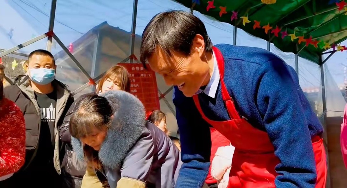 现在的拉面哥多这些远道而来的网友很客气,不仅管吃