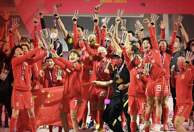 全网追踪女足回国，队员奖励人均超百万，球迷在男足宾馆外放烟花休闲区蓝鸢梦想 - Www.slyday.coM