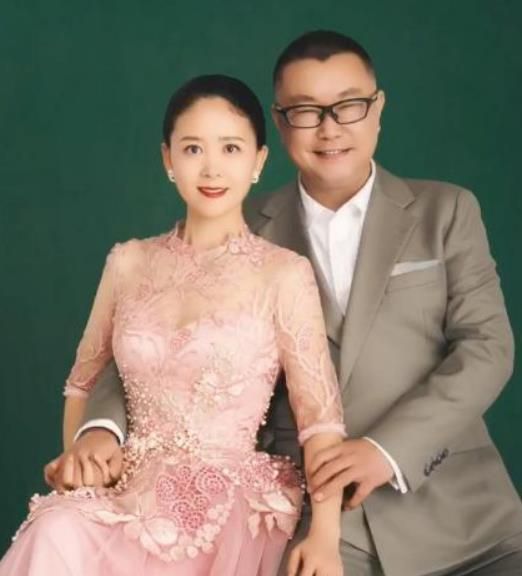 尹相杰庆祝结婚一周年拍唯美婚纱照妻子年轻貌美婀娜多姿