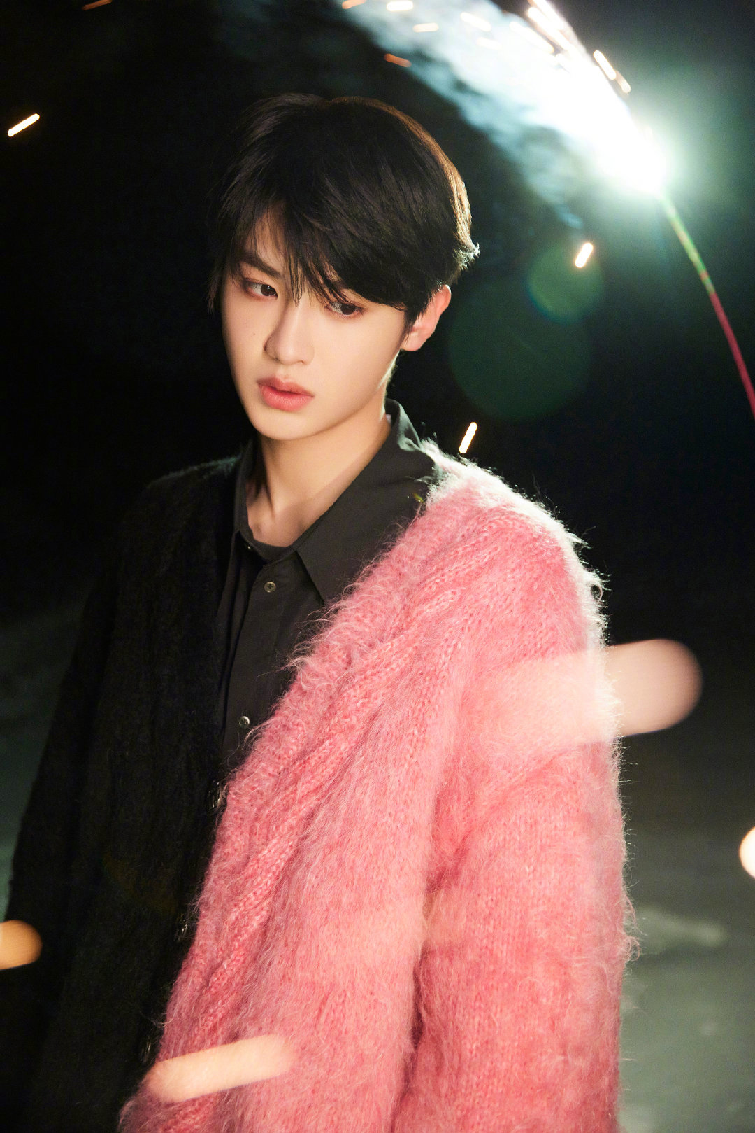 黄明昊黑夜烟花氛围感写真星光下少年的浪漫温暖又美好