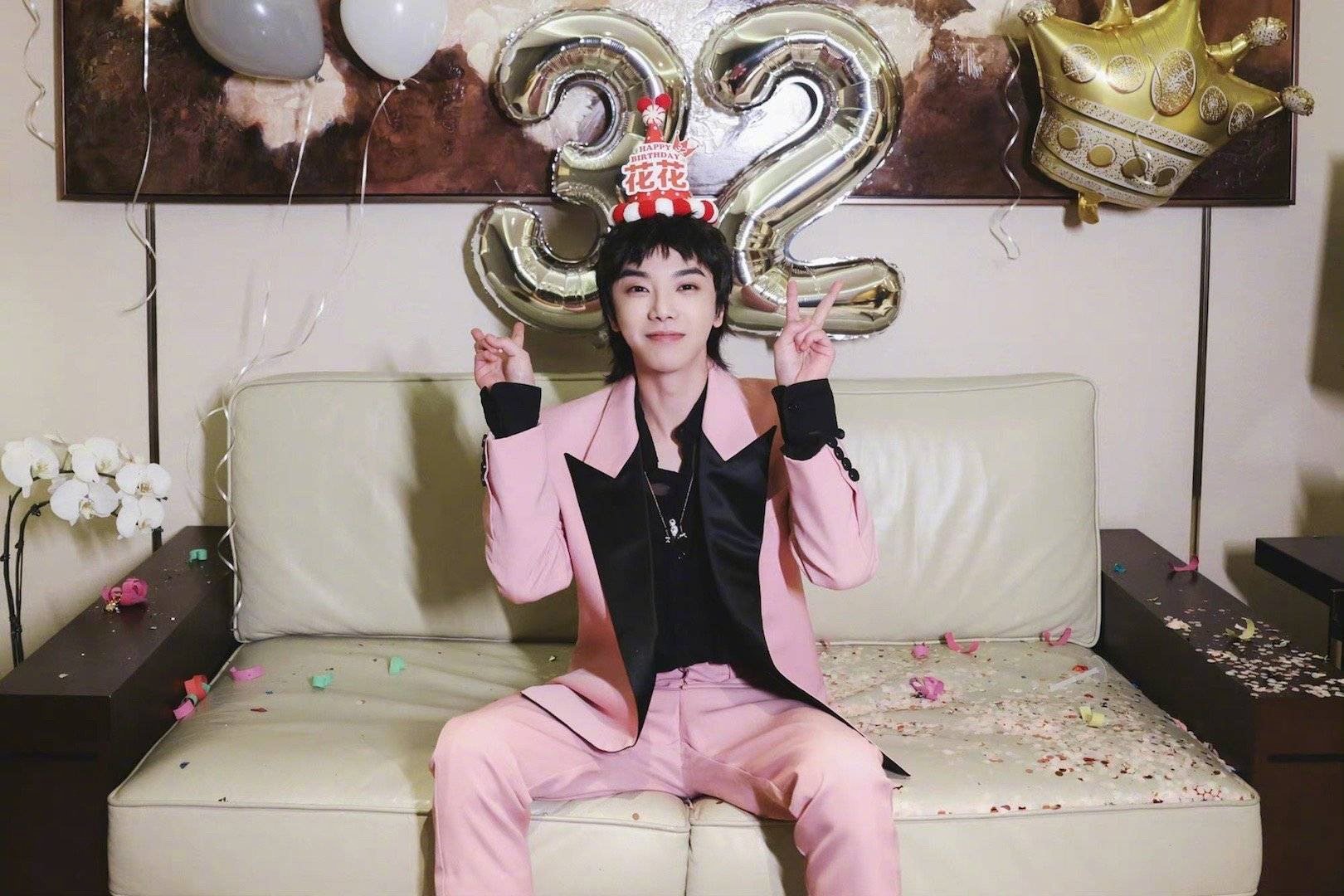 华晨宇生日照片出炉是粉嫩嫩的花花生日快乐