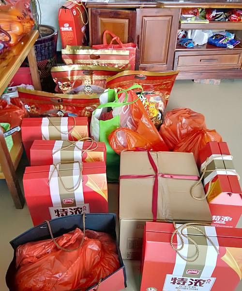 新年,网友晒回娘家送礼品,有的大方,有的豪气,最后
