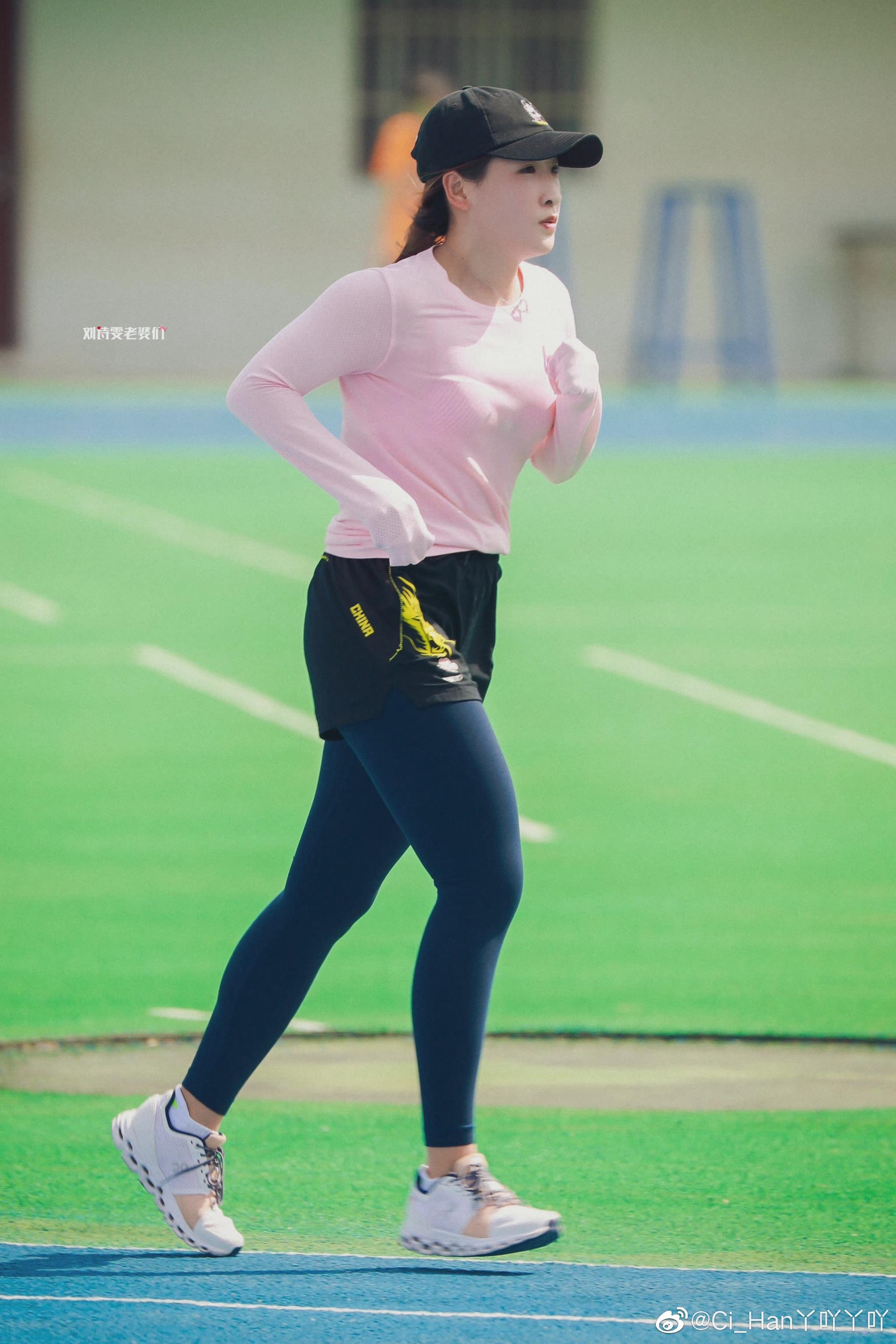 刘诗雯穿长袖长裤防晒,樊振东与队友边跑边聊__财经头条