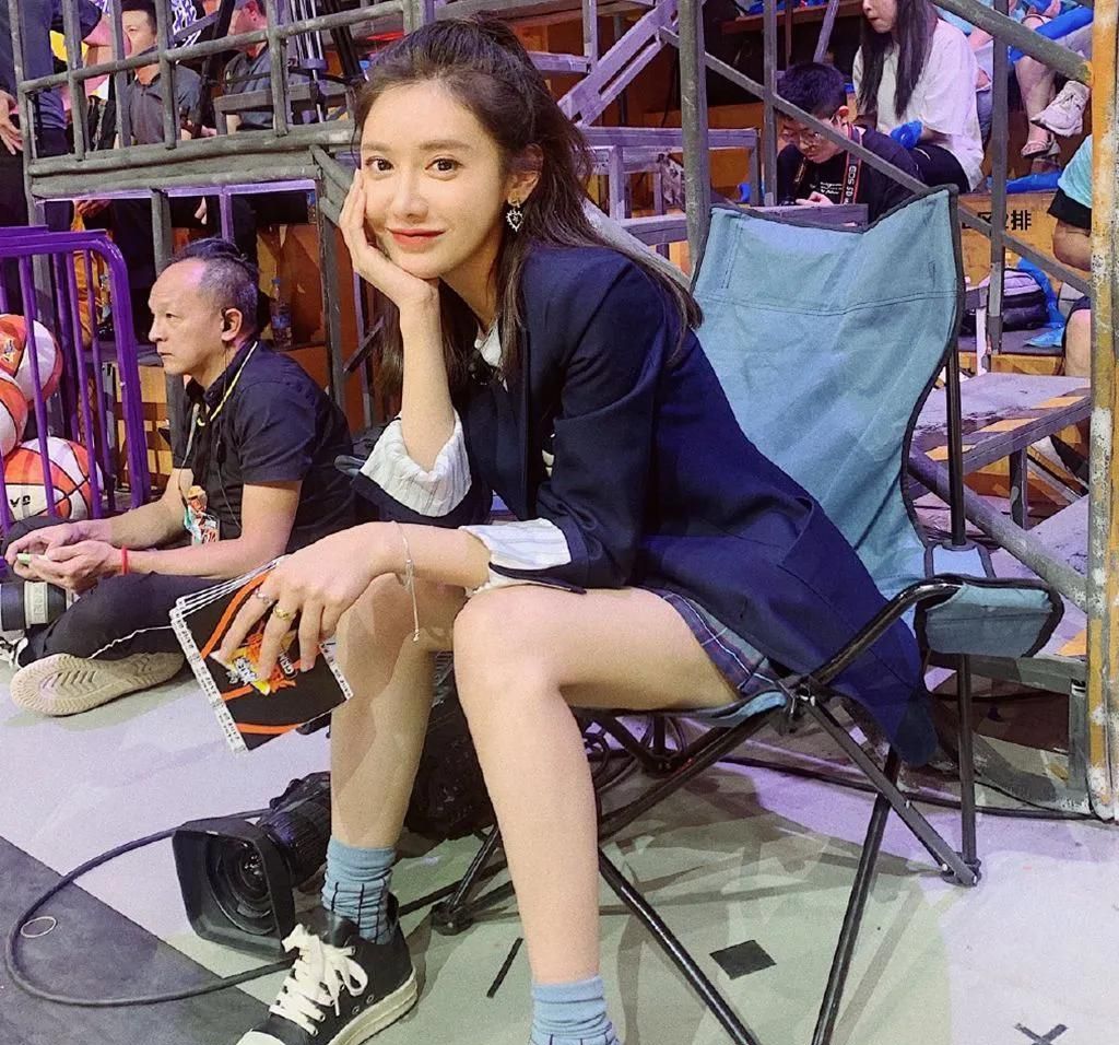 最美体育女主播美娜,与"沪上皇"秦奋谈恋爱,和林书豪晒亲密照|nba比赛