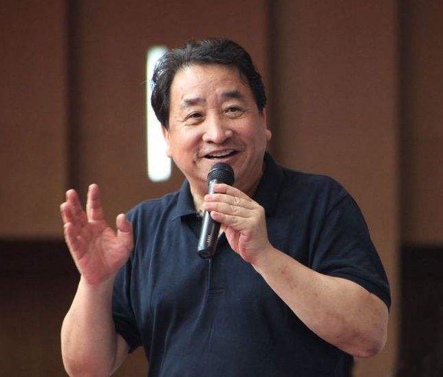 对养子视如己出,掐断女儿明星梦,今养子成他骄傲|姜昆|姜河|姜珊_新浪