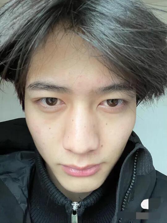 这还是男版杨超越甘望星素颜怼脸自拍瑕疵明显判若两人