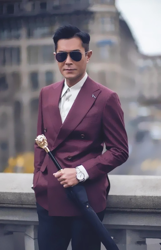 50岁古天乐站台为新剧宣传穿西装笔挺帅气拼色裤是亮点