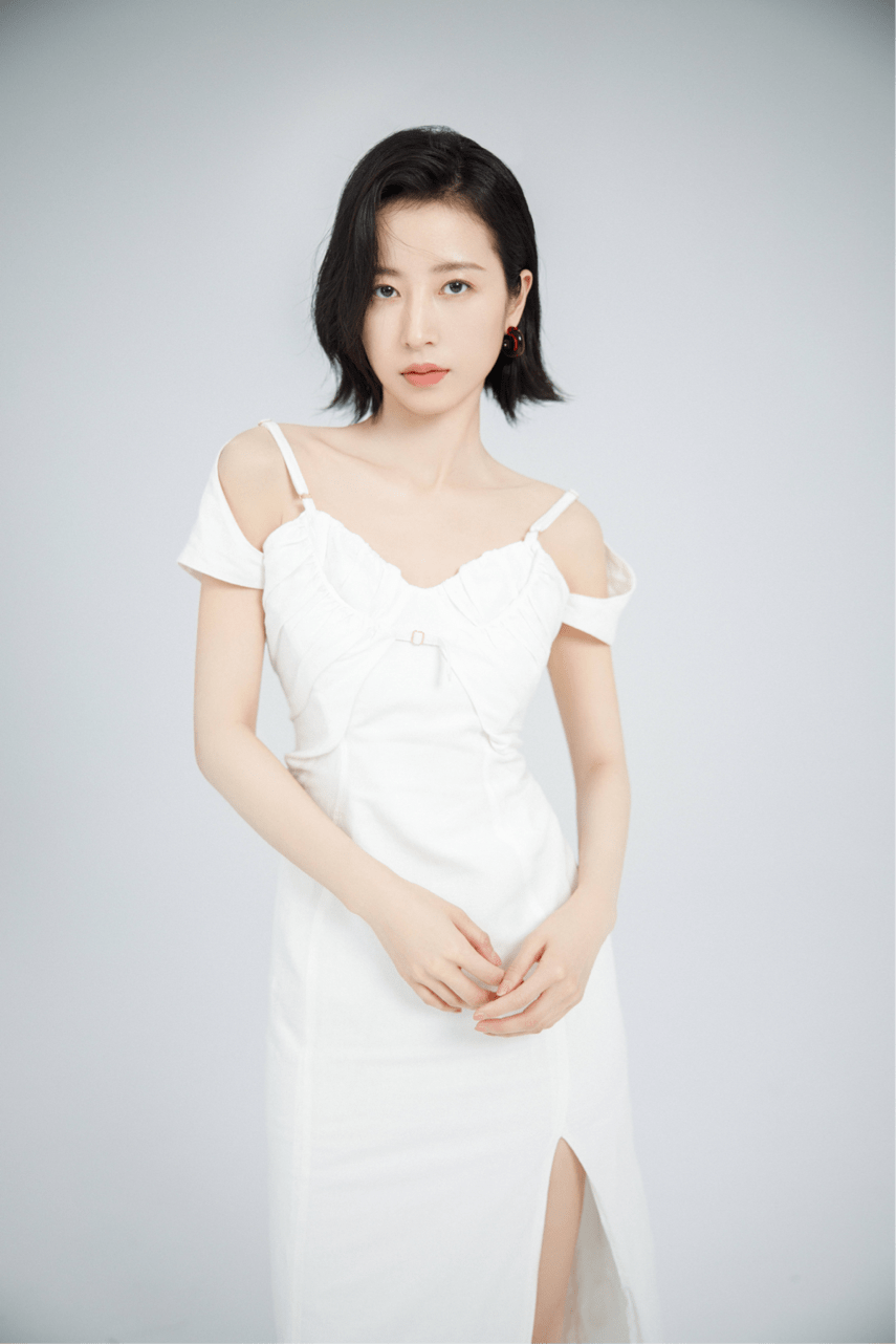 周雨彤身材太单薄穿抹胸裙撑不起毒汁靴却秀出铅笔腿