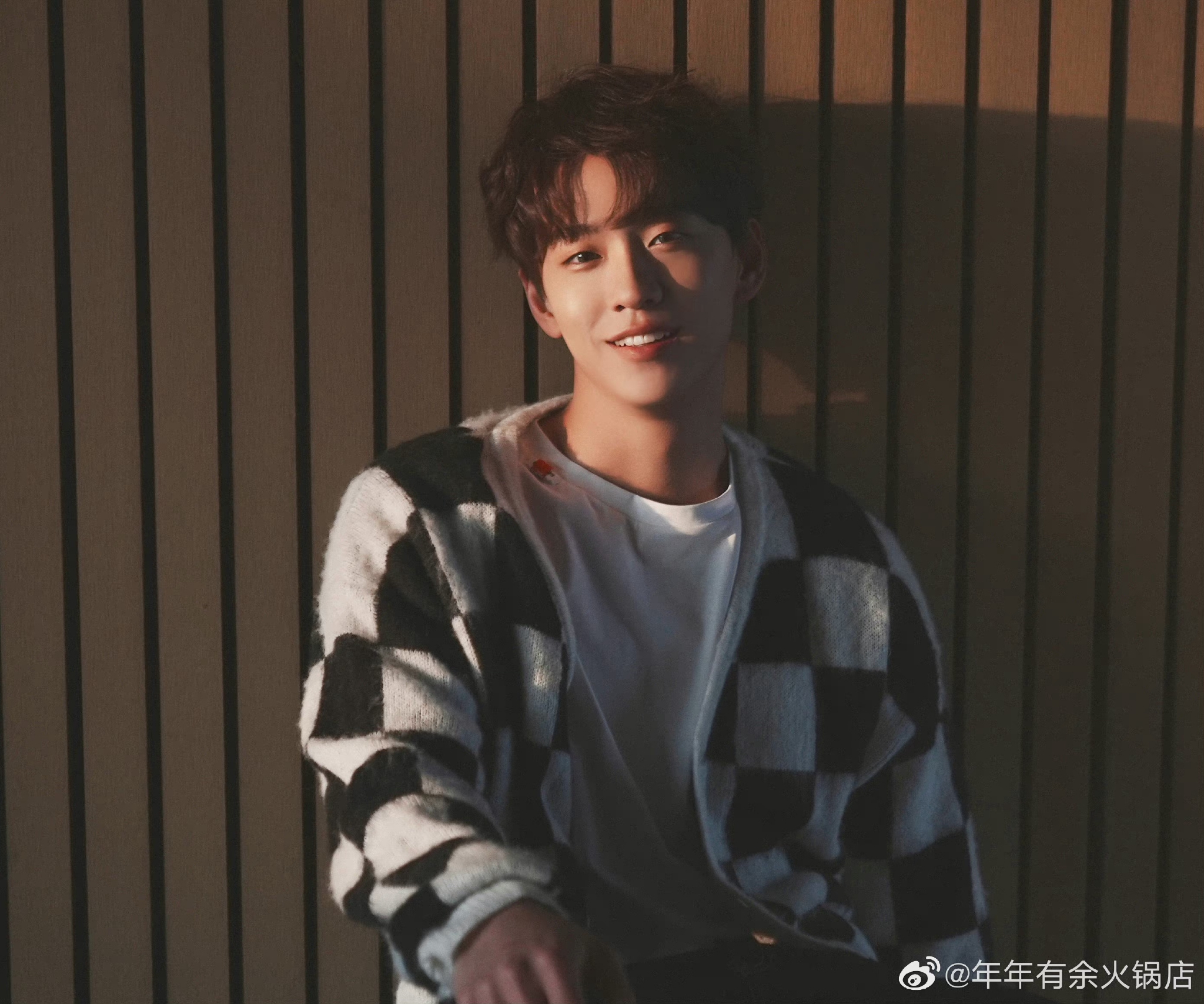 余景天今日侧拍花絮照开工第一天看tony暖暖的笑新年新气象