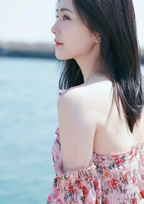 白鹿在海边晒美照穿露肩印花裙甜美清新蝴蝶肩美的出奇