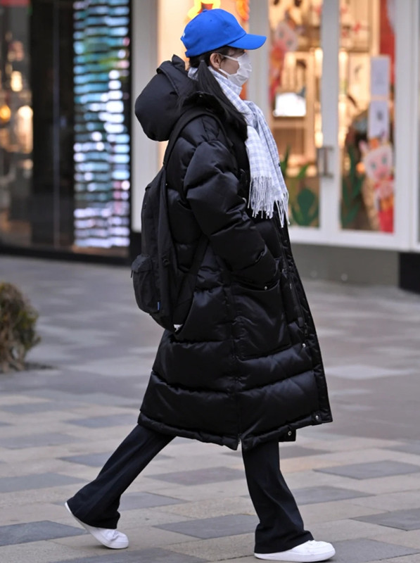 立春后也不能放弃羽绒服看北京女孩穿的黑羽绒服又暖又美