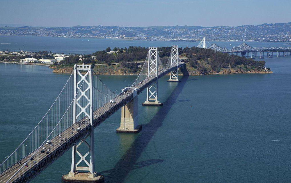 在美国的旧金山海湾大桥因地震断裂之后,加州方面拿出了500亿向世界
