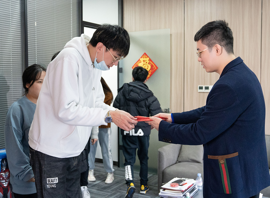 小象大鹅员工真幸福老板窦雨潇亲自发开工红包豪华年报显实力