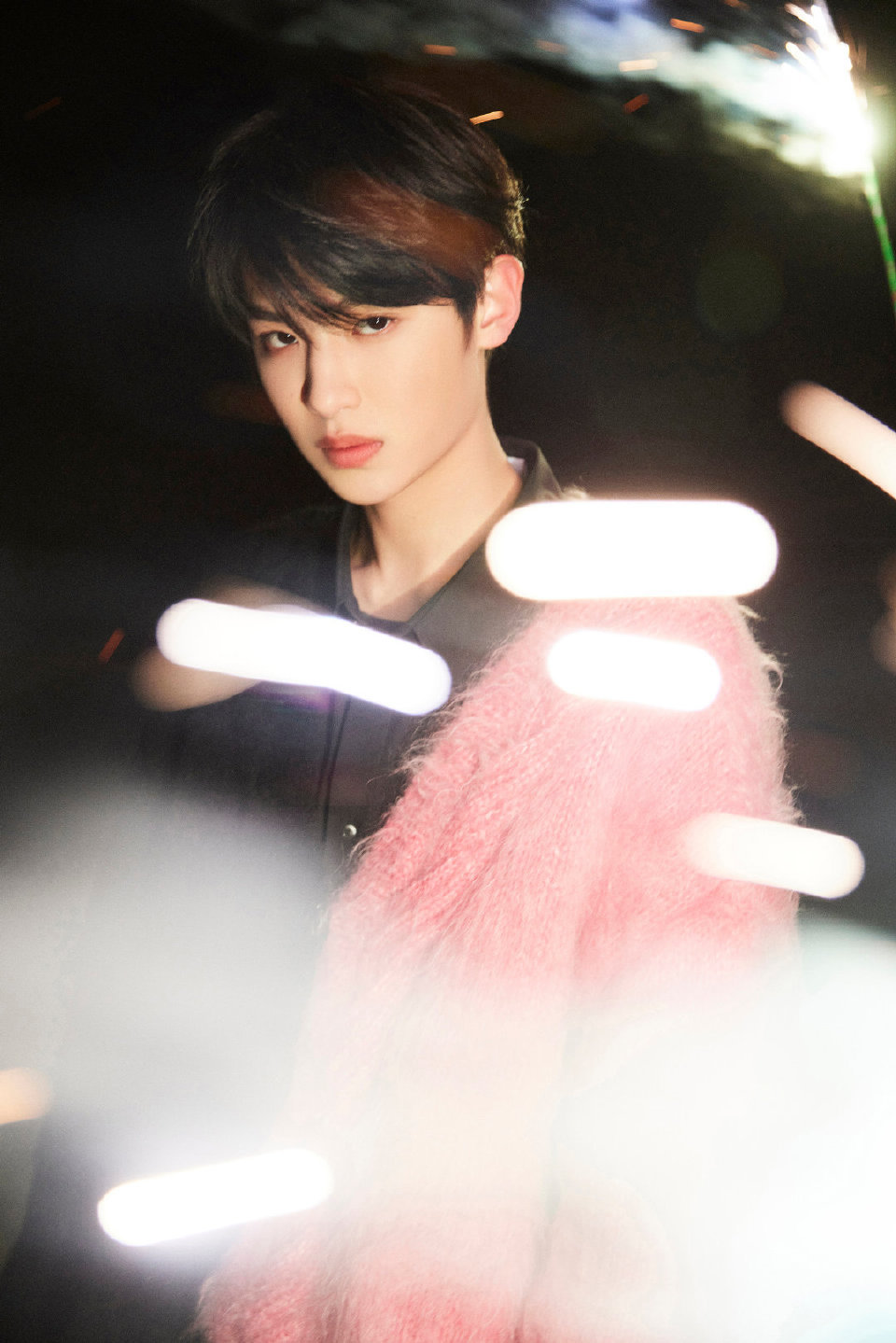 黄明昊最新写真,身穿黑粉拼接针织外套帅气中又带着温柔的小贾