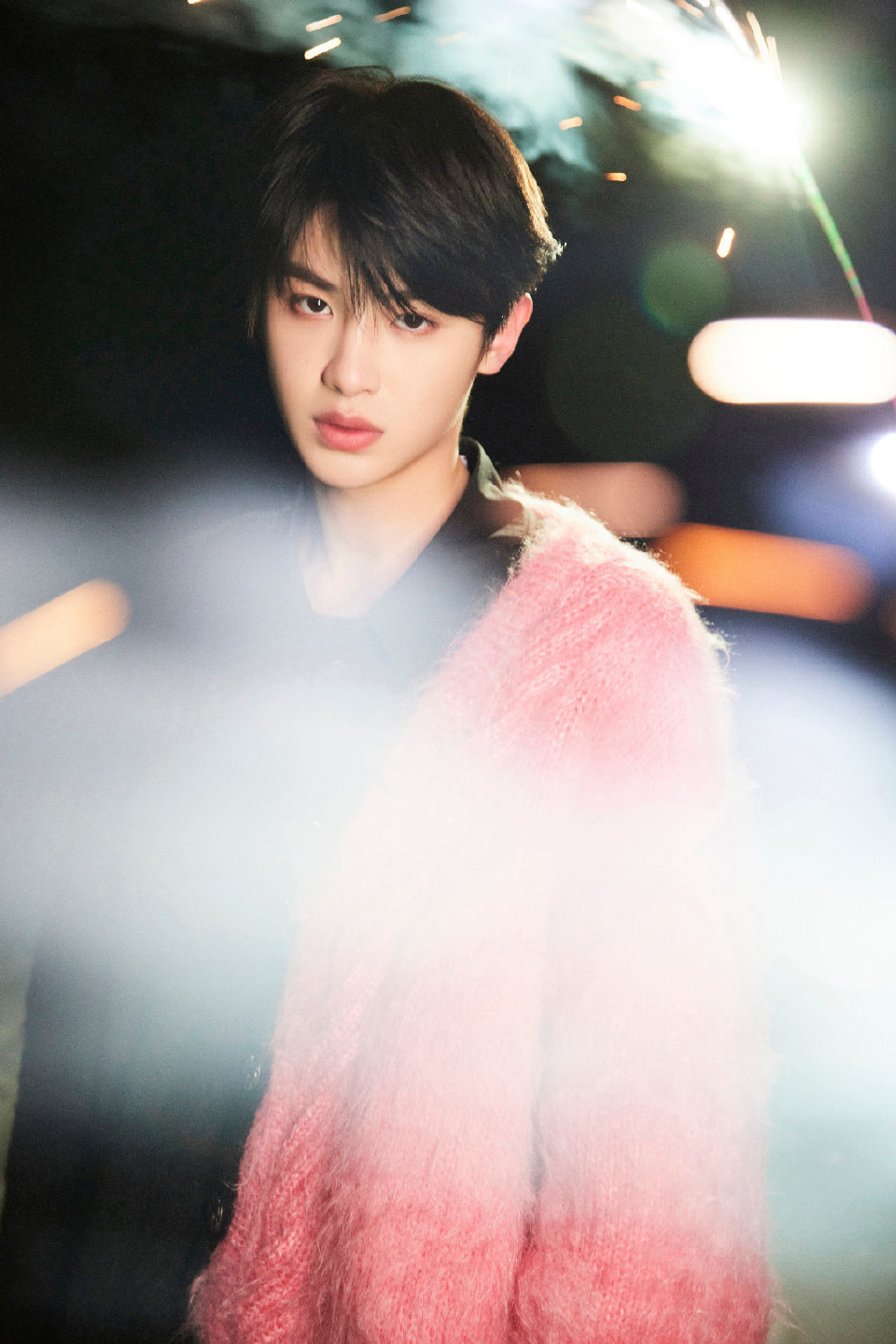 黄明昊最新写真,身穿黑粉拼接针织外套帅气中又带着温柔的小贾