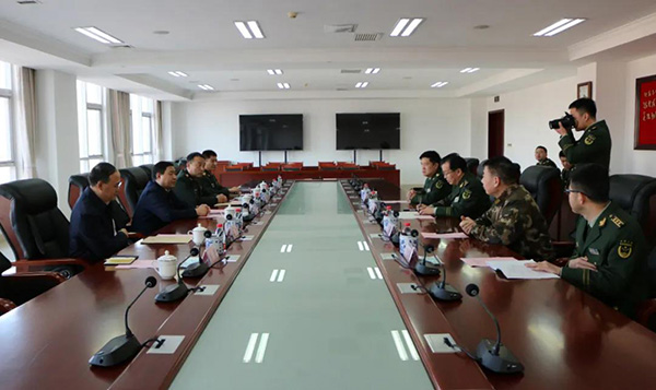 丁顺生(左二)检察长走访荣久华代表(右三)&nbsp