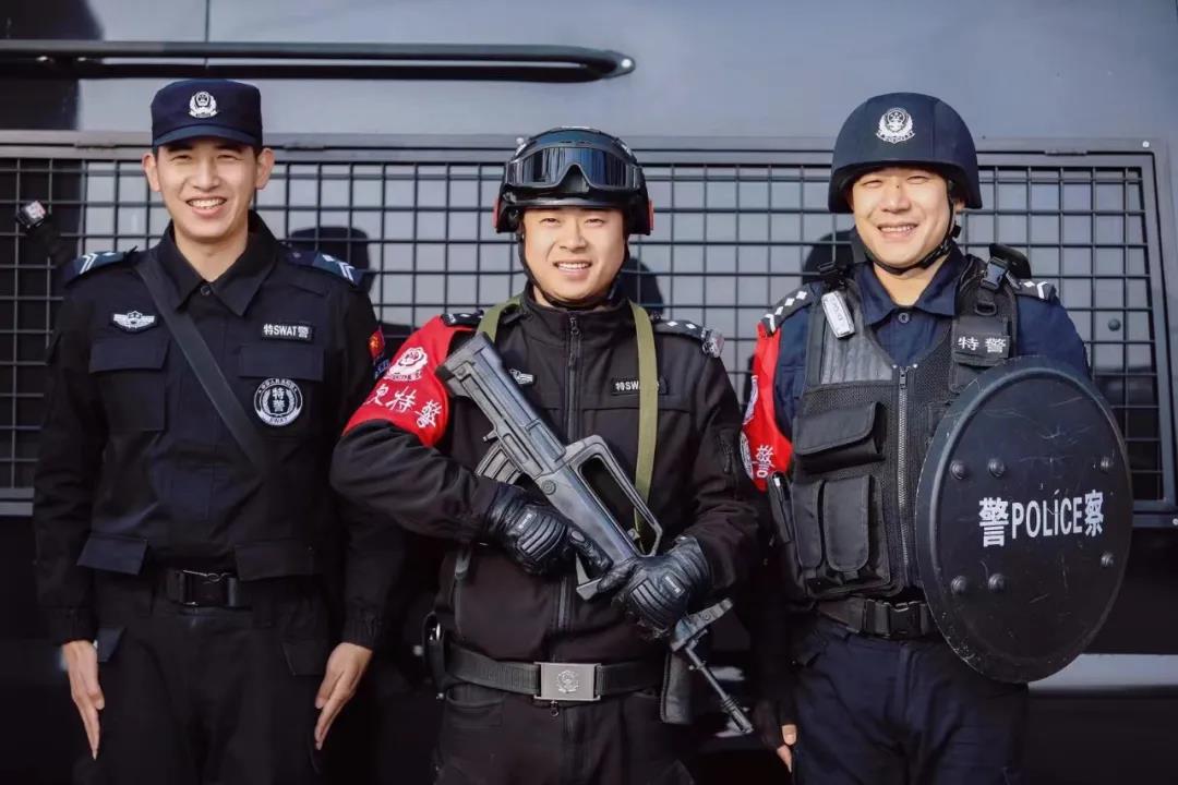 大年初一,这位"便衣警察"突然冲了出来!|特警_新浪新闻