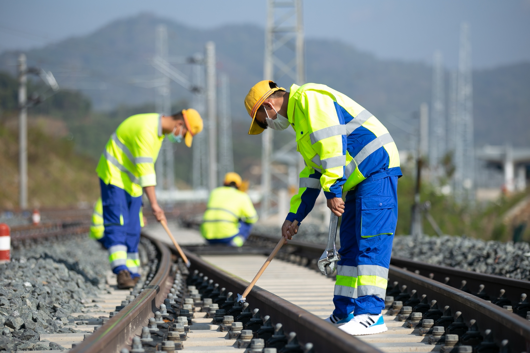 2022年1月23日,在老挝北部山城琅勃拉邦的郊外,老挝员工学习铁路