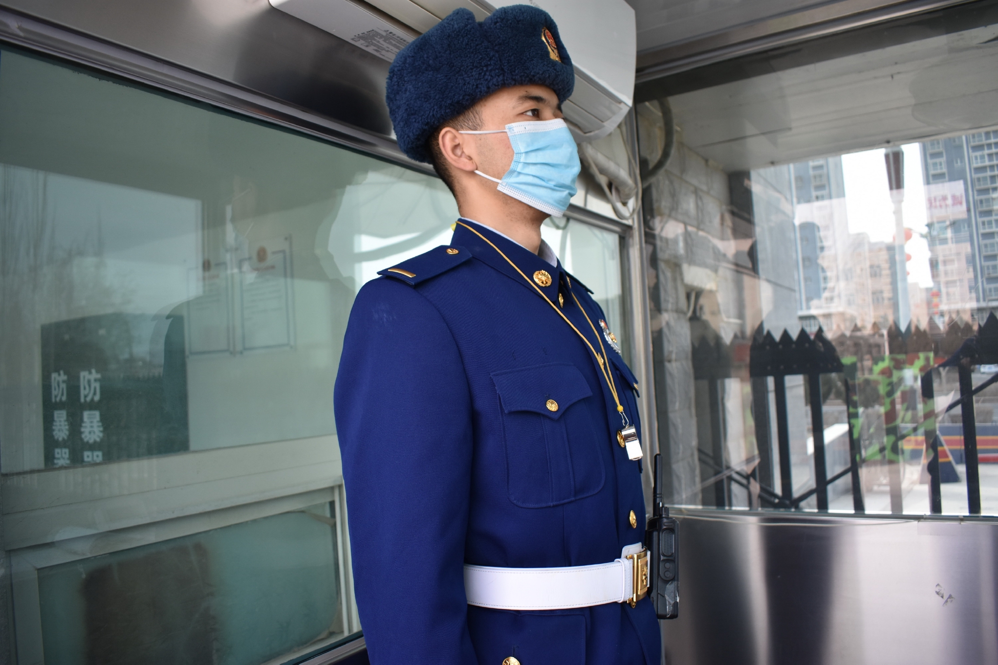 "春节期间,担负站岗执勤任务的巴州森林消防支队库尔勒大队哨兵黄小龙