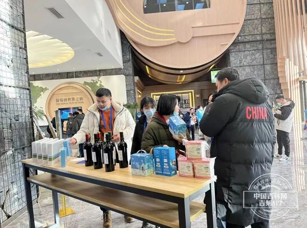 何时能实现“人手一墩”？中国吉林网揭秘“顶流”冰墩墩到底有多火……休闲区蓝鸢梦想 - Www.slyday.coM