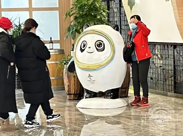 何时能实现“人手一墩”？中国吉林网揭秘“顶流”冰墩墩到底有多火……休闲区蓝鸢梦想 - Www.slyday.coM