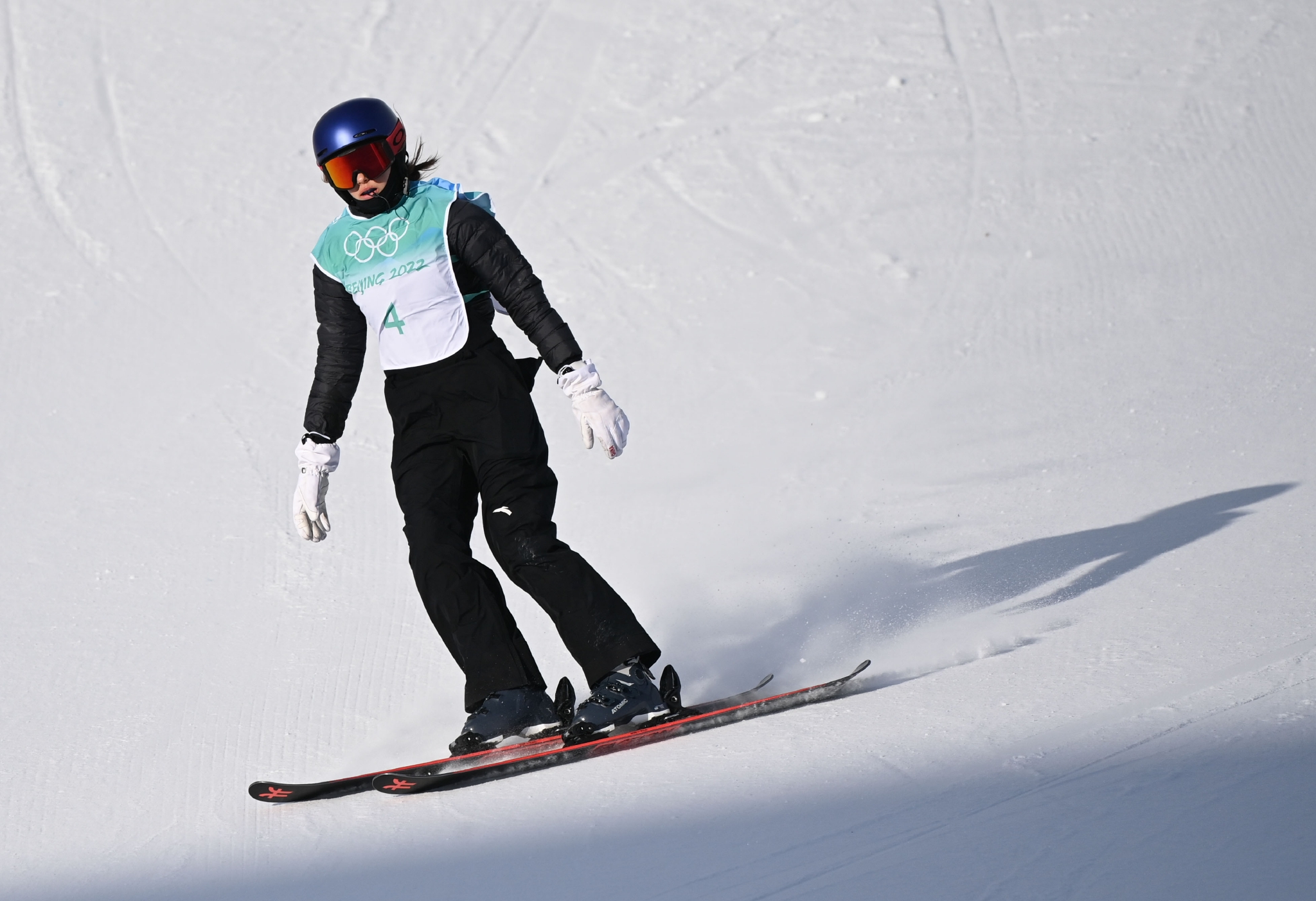 谷爱凌冬奥会首秀！在自由式滑雪女子大跳台资格赛中，中国选手谷爱凌成功晋级决赛，其队友杨硕瑞遗憾无缘决赛。休闲区蓝鸢梦想 - Www.slyday.coM
